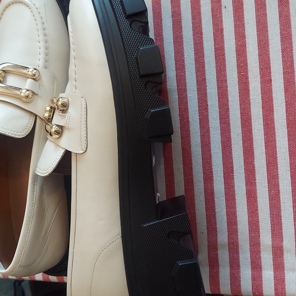 Elegant Cream Loafers with Gold Accent - Picture 8 of 9